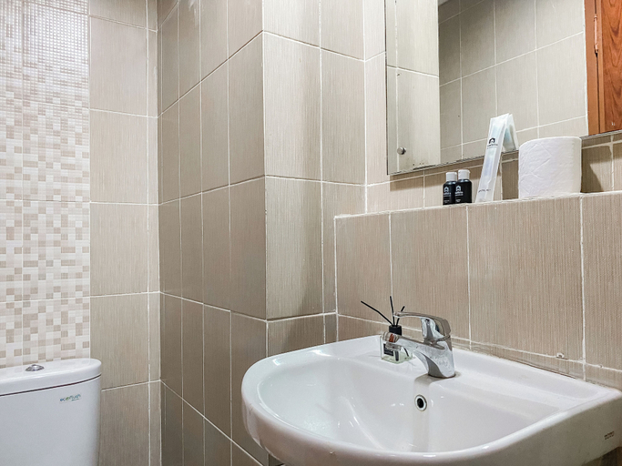 Bathroom 3, Cozy And Comfort Living Studio At Enviro Apartment, Cikarang