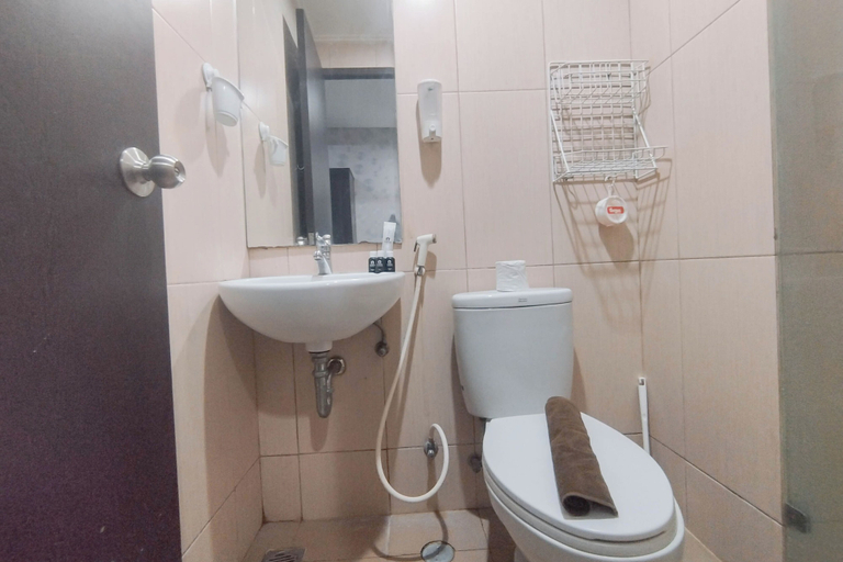Bathroom 4, Minimalist Studio (No Kitchen) At Tamansari Papilio Apartment, Surabaya