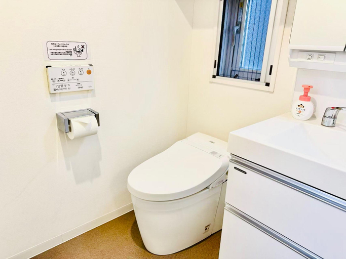 Bathroom 3, 浅草寺近く、地下鉄で銀座へ直行, Taitō