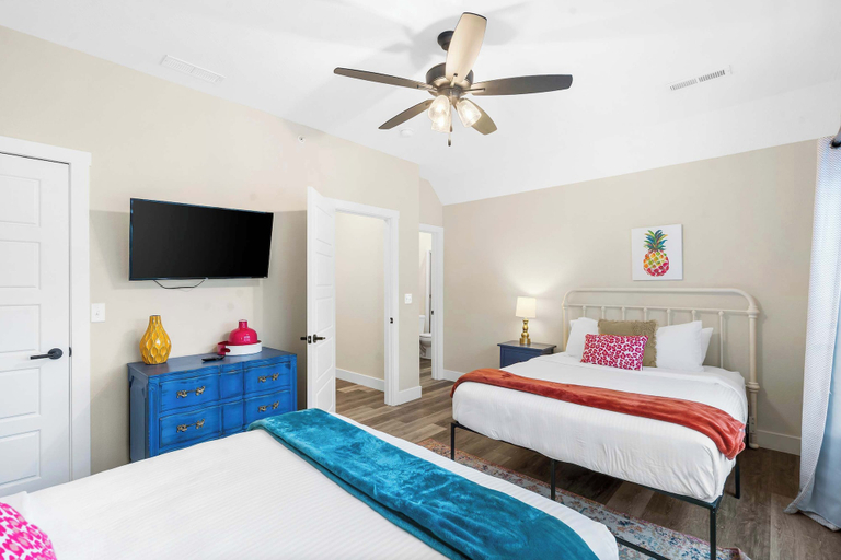 Room 5, Pineapple Bungalow 14ppl, Taney