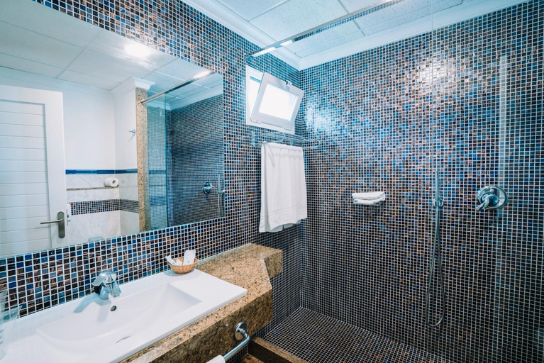 Bathroom 3, Park Club Europe - All Inclusive, Santa Cruz de Tenerife