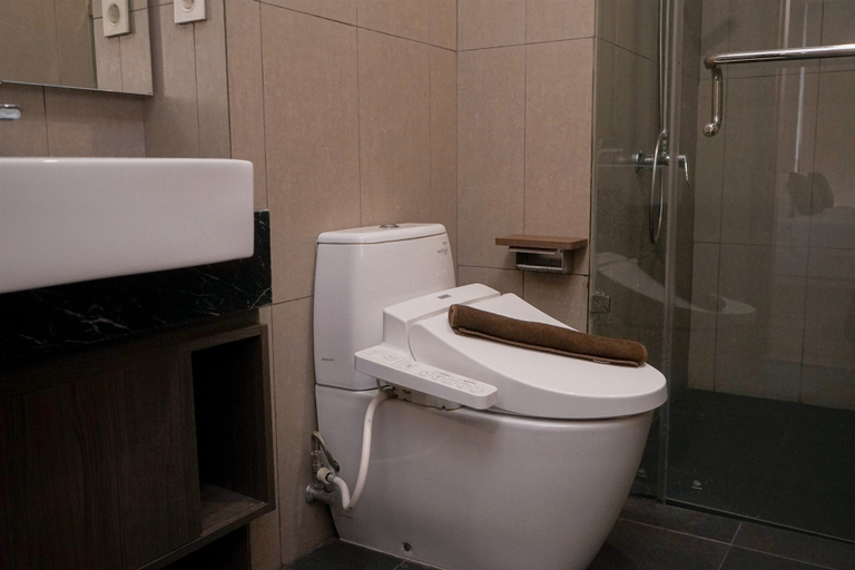 Bathroom 3, Comfy And Modern Look 2Br At Yukata Suites Apartment, Tangerang