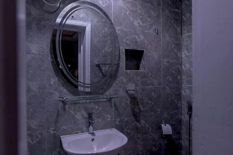 Bathroom 4, Aldgate Congress Hotel, Obio/Akp