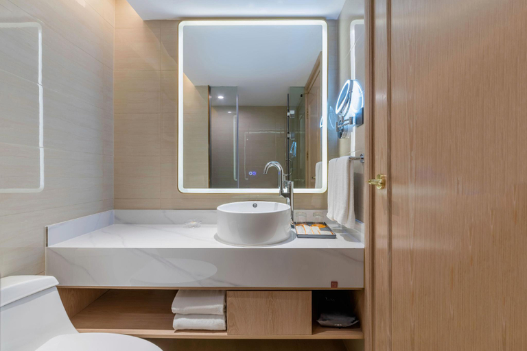 Bathroom 3, Vienna Hotel (Shenzhen Futian Fuhua), Shenzhen