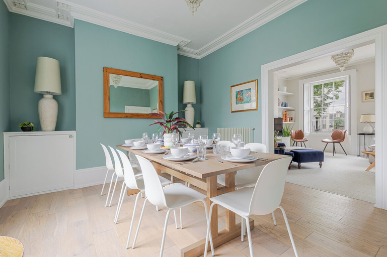 In-room dining 2, Elegant Townhouse&Basement in Leamington, Warwickshire