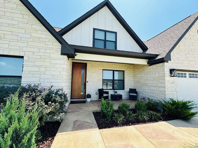 Front of property, 5 bedroom house near COTA AUS, Bastrop