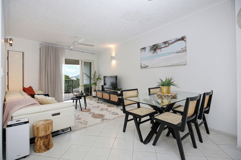 Living room, Tropical Comfort Pool and Esplanade View, Cairns