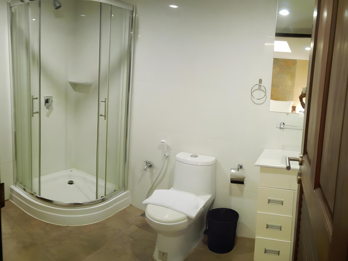 Bathroom, Arcadia Maephim Serviced Apartments, Klaeng