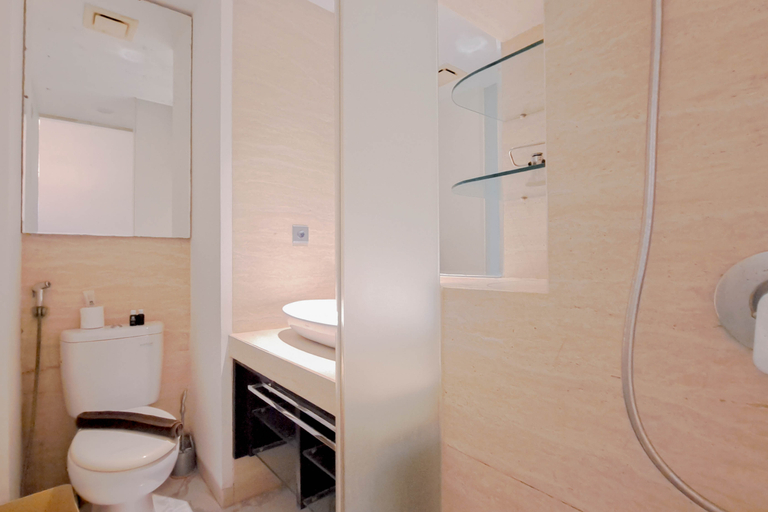 Bathroom 5, Warm Studio Apartment at Art Deco By Travelio, Bandung