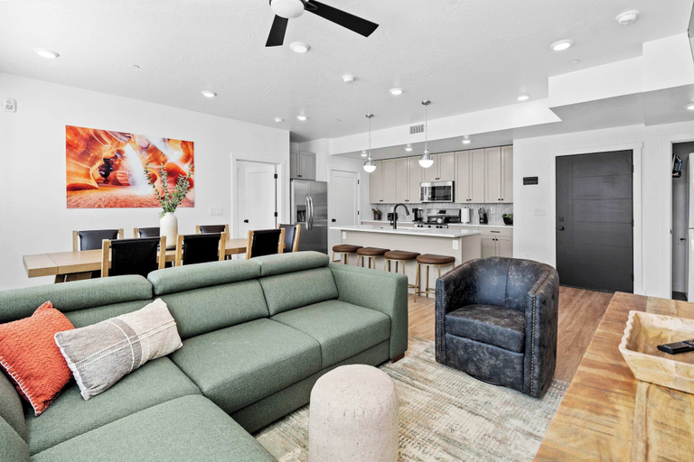 Living area 2, Easy Escape Stay for 8, Washington
