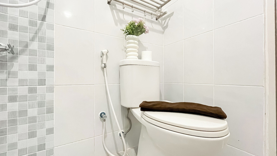 Bathroom 2, White Toned Style 2Br Tokyo Riverside Pik 2 Apartment, Tangerang