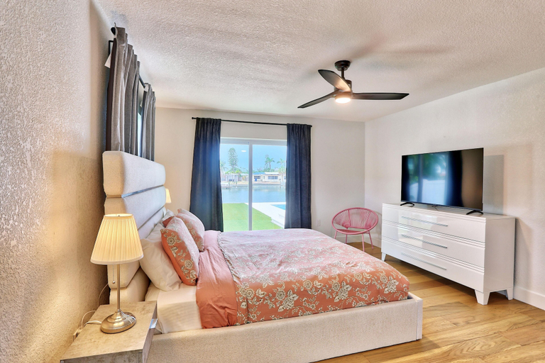 Room 3, Parrots Cove, Pinellas
