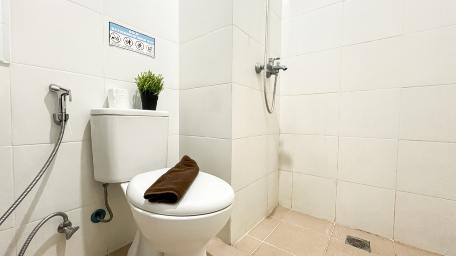 Bathroom 5, Standard 2BR at Vittoria Residence Apartment By Travelio, Jakarta Barat