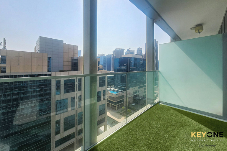 Balcony 2, Majestine Stylish Studio with Canal View, Dubai