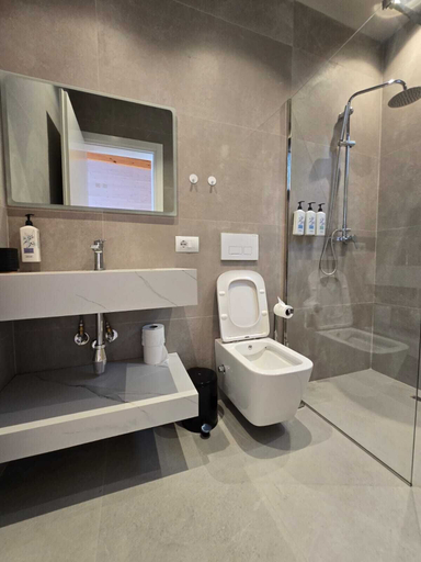 Bathroom 3, Nalu Beach, Sarandës