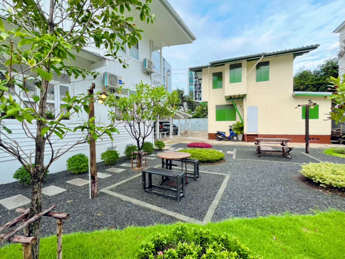 Exterior & Views 5, White & Green Boutique Homestay, Bangkok Yai