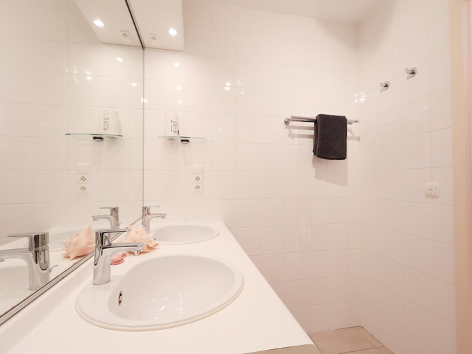 Bathroom 3, Apartment in Koksijde near the Beach, West-Vlaanderen