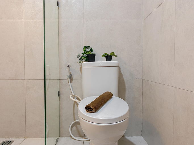 Bathroom 5, Nice and Comfortable Studio Room Apartment at Pollux Chadstone By Travelio, Cikarang