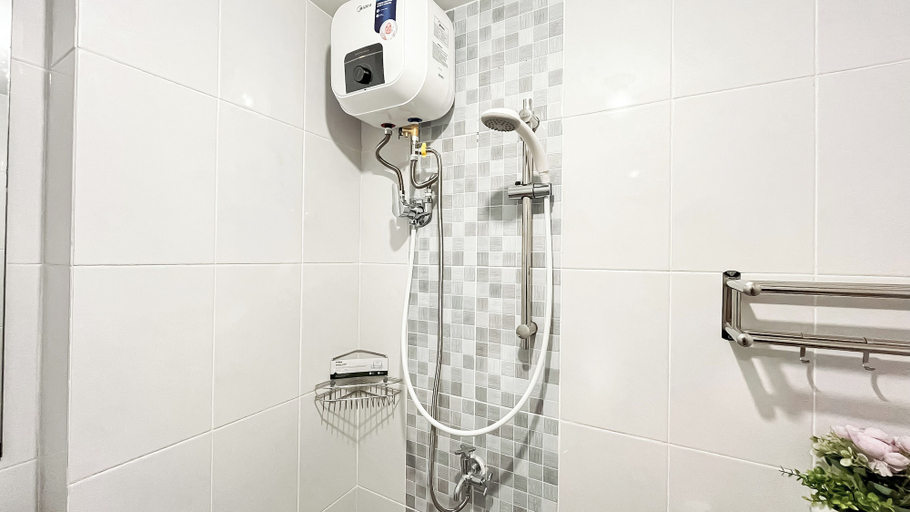 Bathroom 4, White Toned Style 2Br Tokyo Riverside Pik 2 Apartment, Tangerang