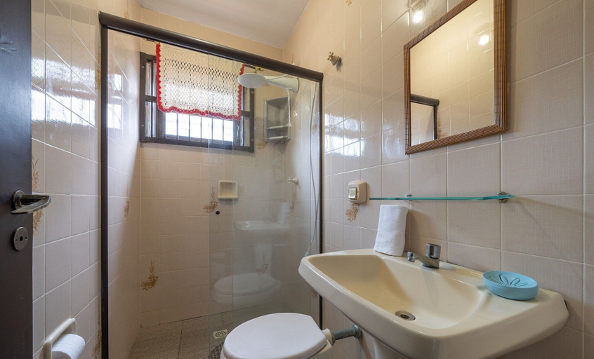 Bathroom, House 100m From the Beach in Barra Velha Aia2200, Barra Velha