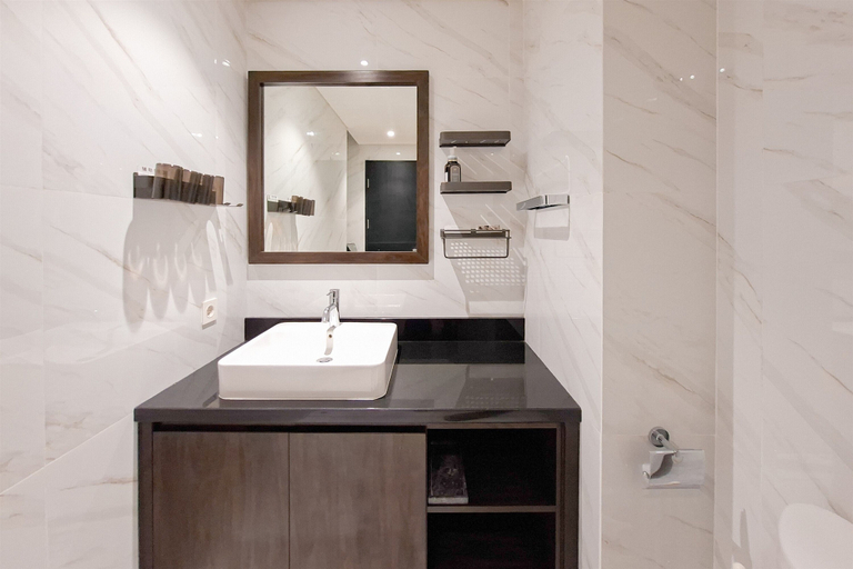 Bathroom 2, Minimalist 1Br Branz Bsd City Apartment Near Aeon Mall, Tangerang Selatan
