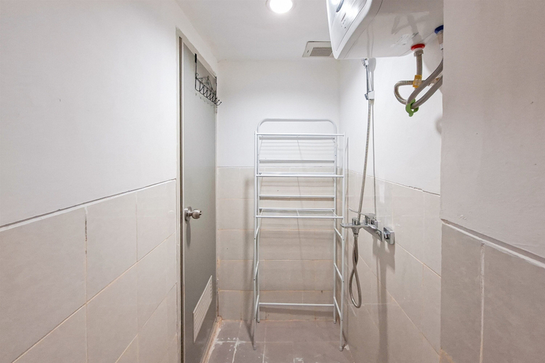 Bathroom 3, Minimalist Studio At Urbantown Serpong Apartment, Tangerang Selatan
