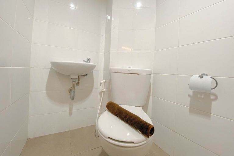 Bathroom 3, Wooden Nest Studio At The Alton Apartment, Semarang