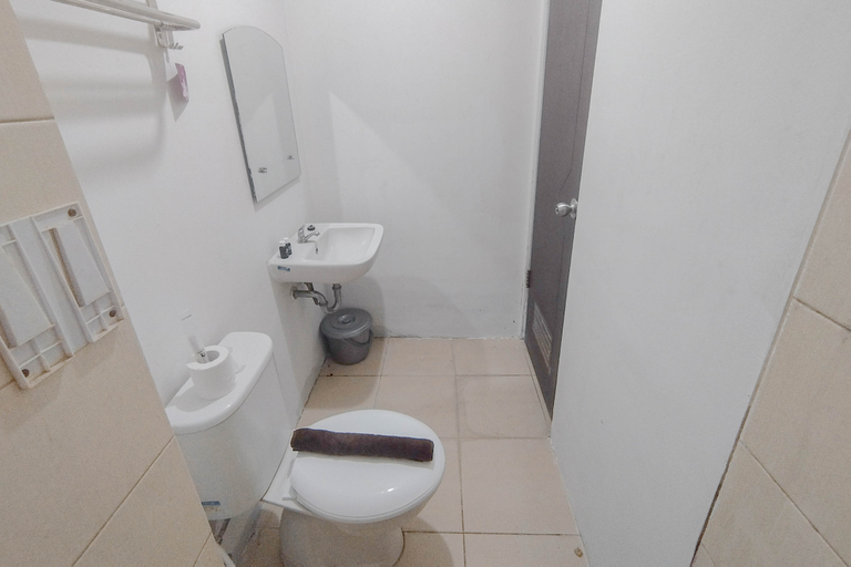 Bathroom 5, Basic Studio at Tamansari Prospero Sidoarjo Apartment By Travelio, Sidoarjo