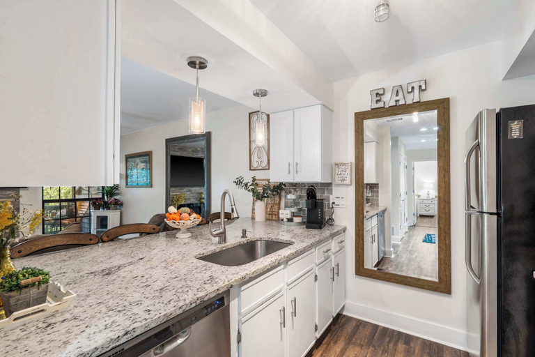 Private kitchen 5, Cute, Comfy & Cozy For 6, Taney