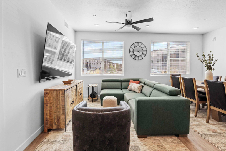 Primary image, Easy Escape Stay for 8, Washington