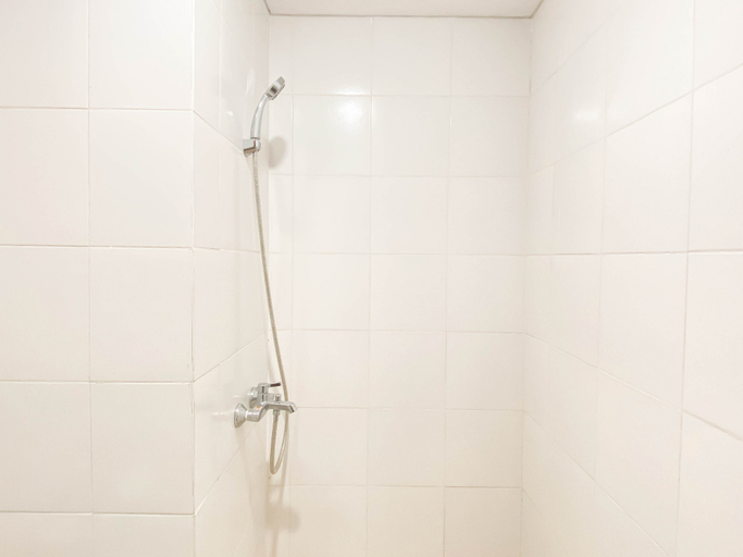 Bathroom 5, Basic Style and Compact 2BR Apartment at Vittoria Residence By Travelio, Jakarta Barat