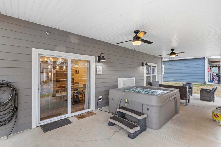 Outdoor spa tub, Pineapple Bungalow 14ppl, Taney