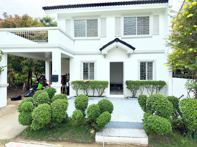 Room 5, Elegant 4Br House near Clubhouse - Pool, Oton
