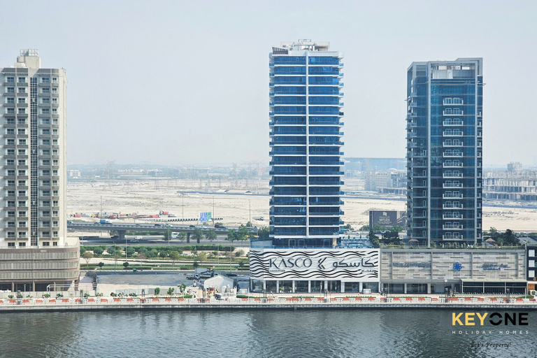 Balcony view, Majestine Stylish Studio with Canal View, Dubai