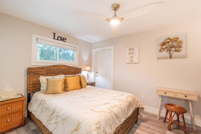 Room 2, Beach Haven North 122, Lee