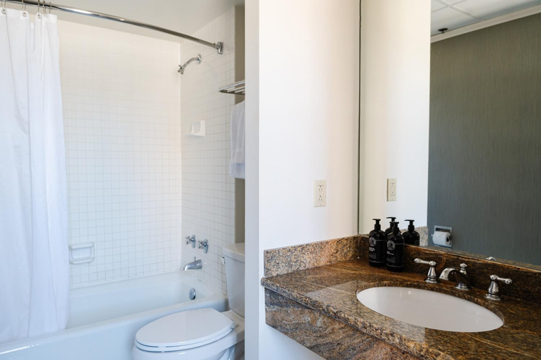 Bathroom 4, The Lafayette Hotel, Orleans