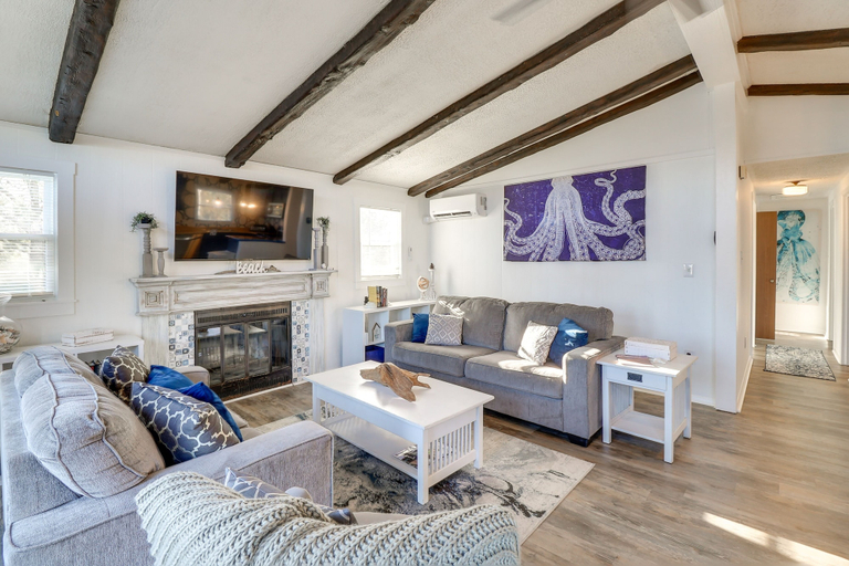 Living area 4, Beach Plum Manor 4 Bed 2 Bath with Stargazing Dome Home across from Beach, Sussex