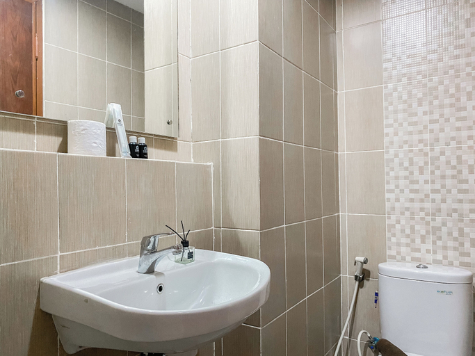 Bathroom 4, Comfy And Homey Studio At Enviro Apartment, Cikarang