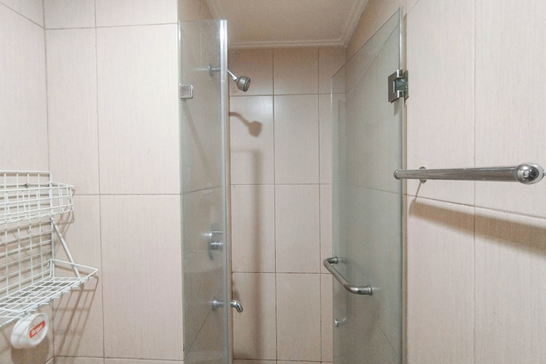Bathroom 3, Minimalist Studio (No Kitchen) At Tamansari Papilio Apartment, Surabaya