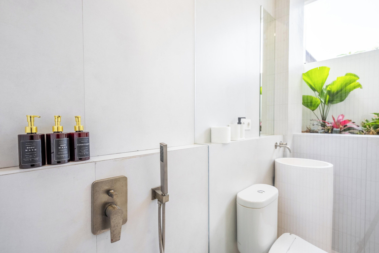 Bathroom 4, Dreamland Villa with Pool 3 min to Beach, Badung