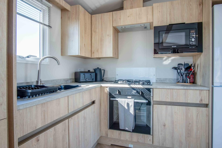 Private kitchen, Baywood 20 - 2 Bedroom Holiday Home - Amroth, Pembrokeshire