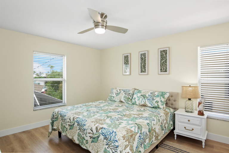 Room 2, Citrus Sol, Lee