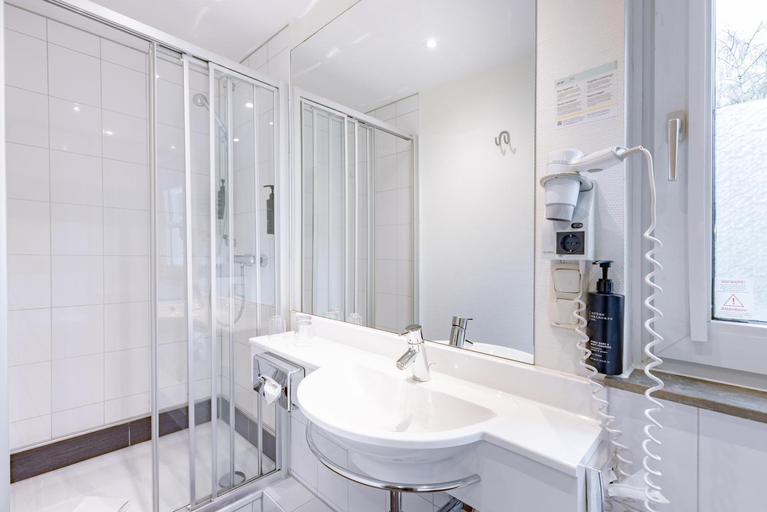 Bathroom 5, Garner Hotel BREMEN NORTH by IHG, Bremen