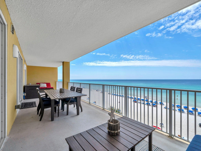 Outdoor dining 1, Tropic Winds 503, Bay