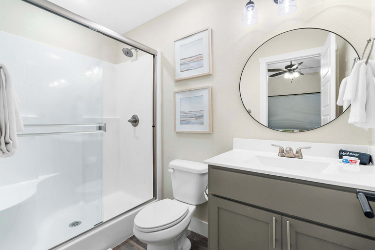 Bathroom 3, Pineapple Bungalow 14ppl, Taney