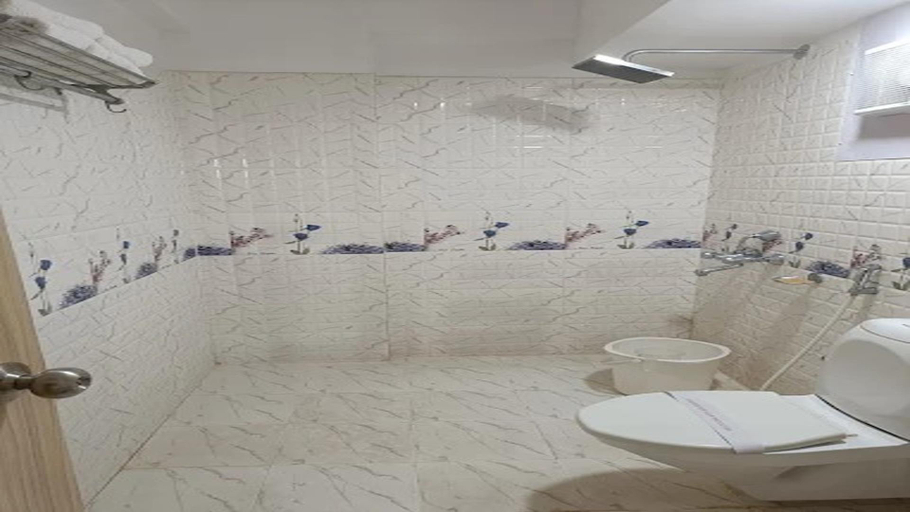 Bathroom, La Marina Hotel & Homestay, Puri