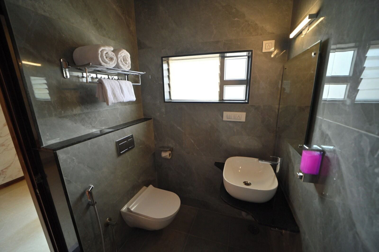 Bathroom 3, Colors Stay, Chikmagalur