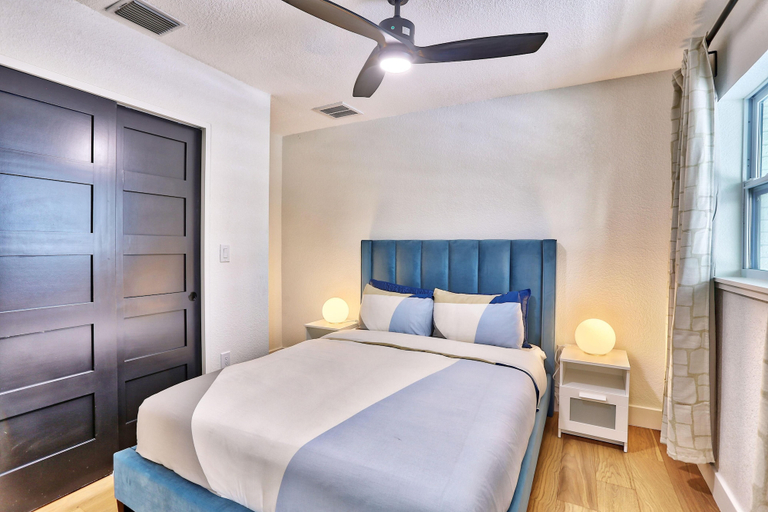 Room 4, Parrots Cove, Pinellas