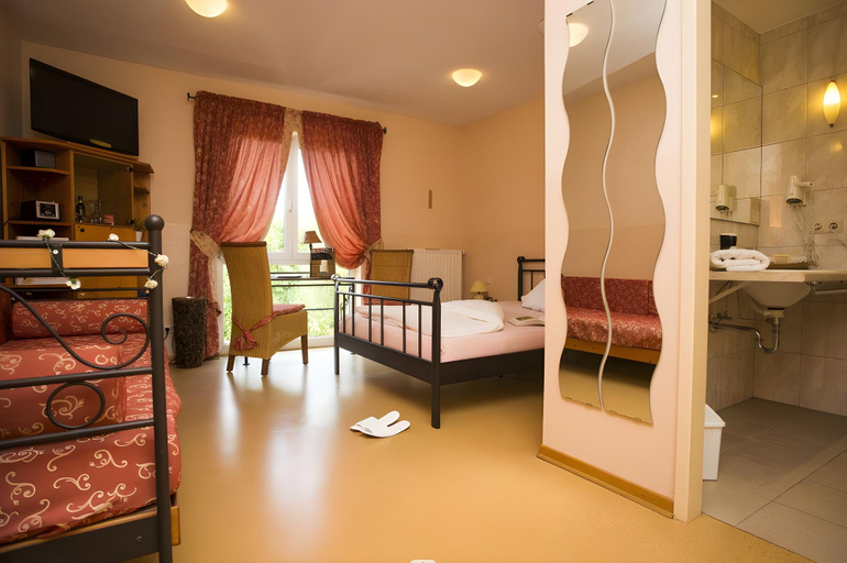 Bedroom 2, Mediterran Hotel Juwel, Aschaffenburg