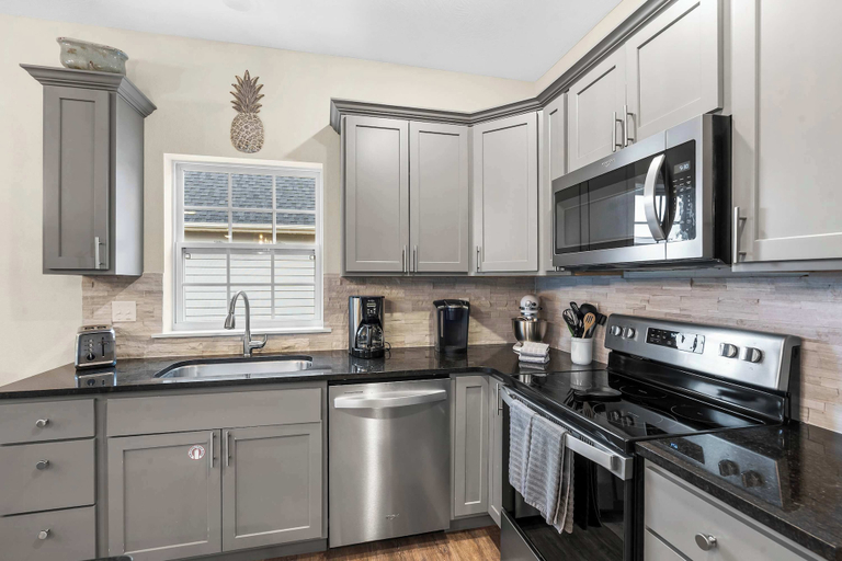 Private kitchen 4, Pineapple Bungalow 14ppl, Taney